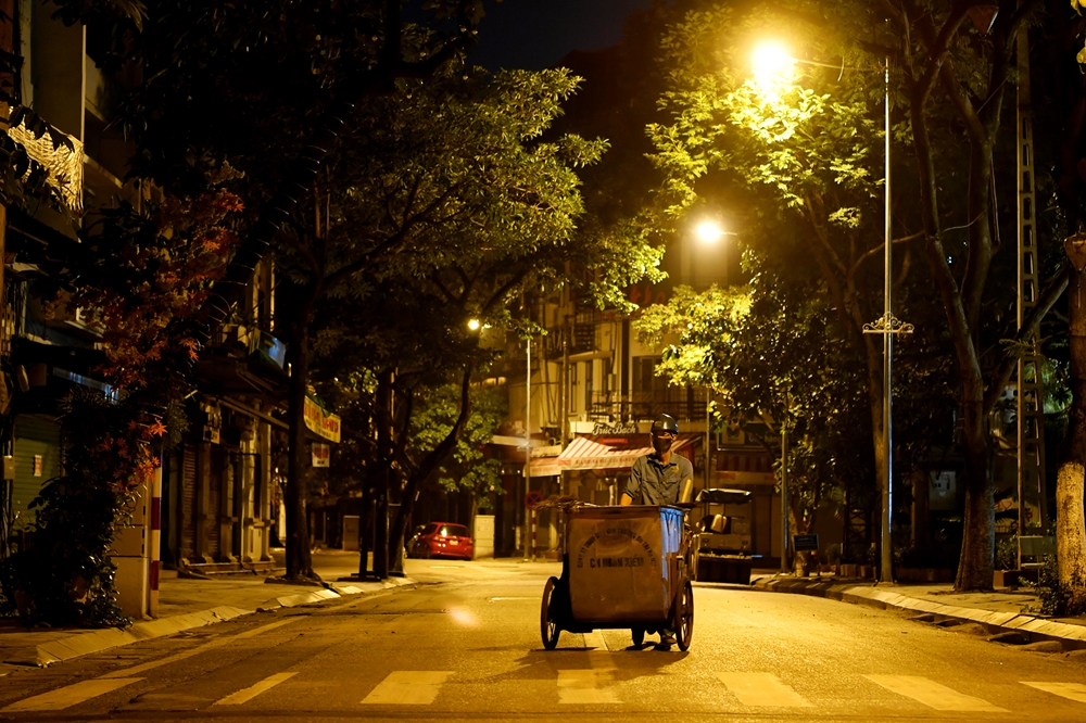 Hà Nội giãn cách, thành phố sạch hơn, ít rác hơn nhưng những công nhân môi trường đô thị vẫn miệt mài với công việc.